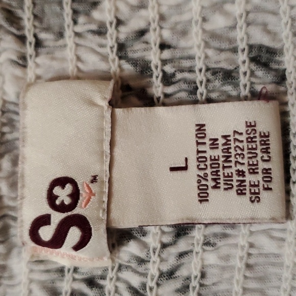 SO Women's tank top with ruffle design and removable straps.  Size large - Picture 10 of 11